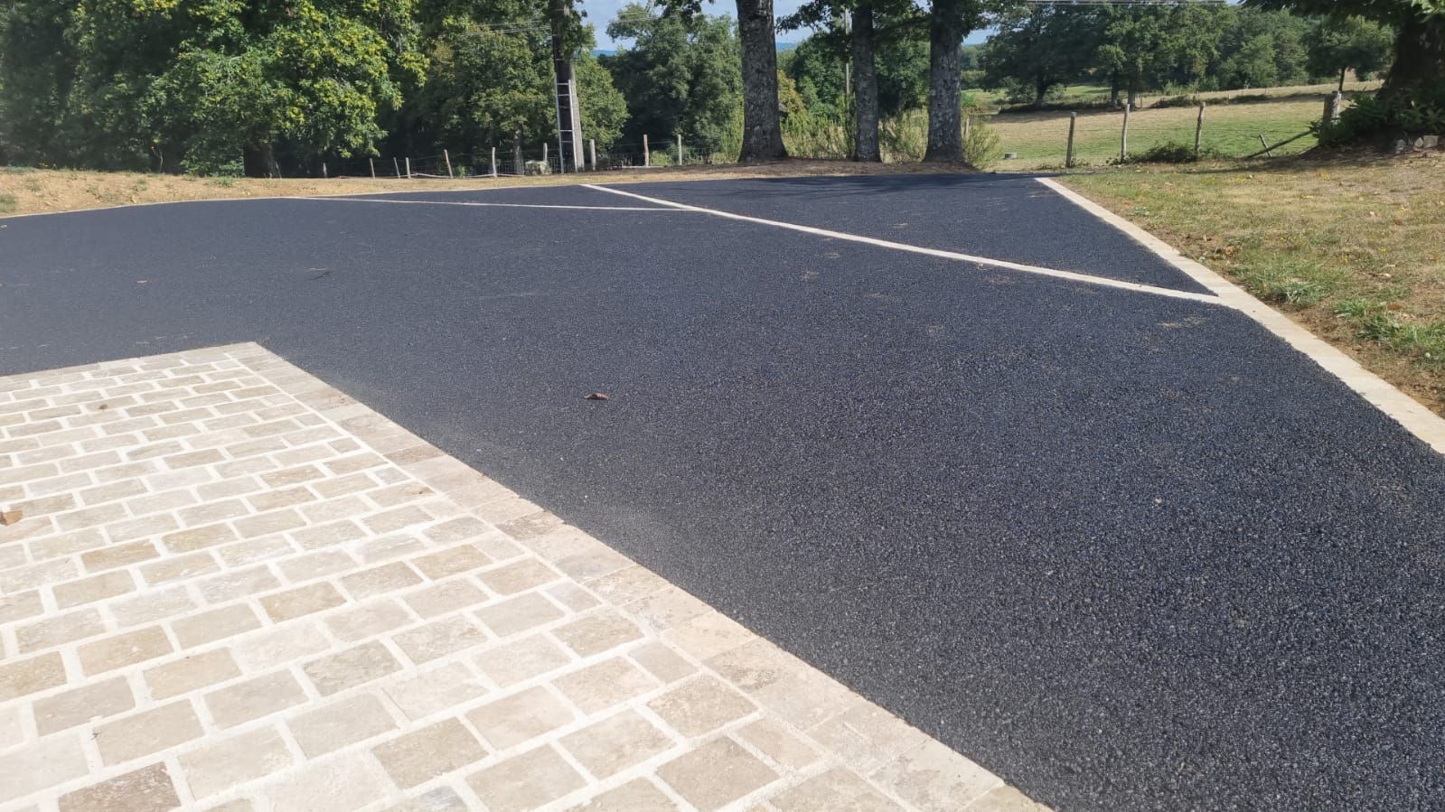 Enrobé noir et allée à Biganos