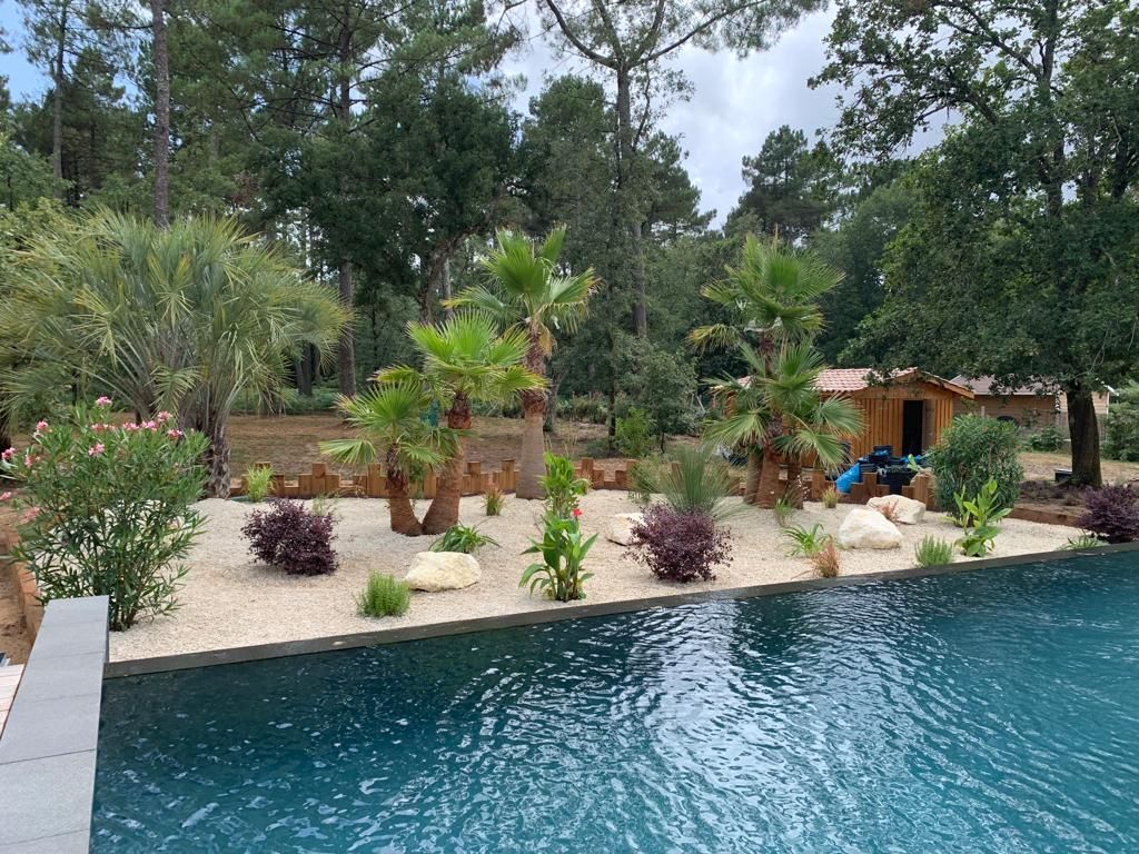 Plage de piscine à débordement et massifs créés pour un particulier à La Teste-de-Buch