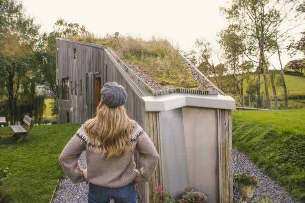 Femme profitant des plantes sur son toit végétalisé