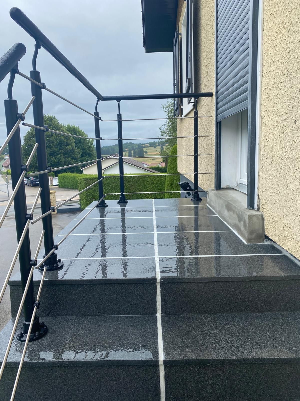 Un palier extérieur avec carrelage