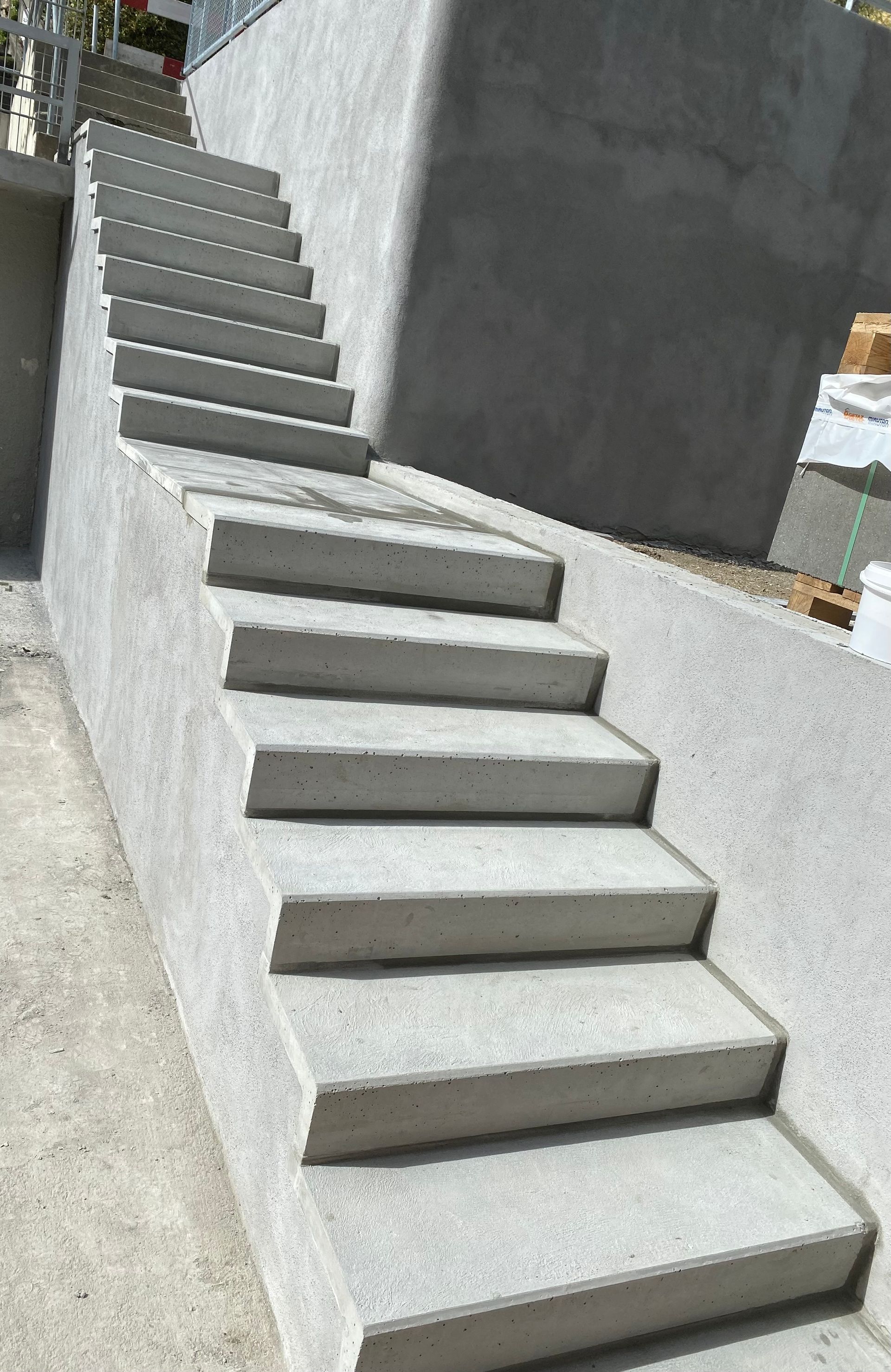 Un escalier en béton