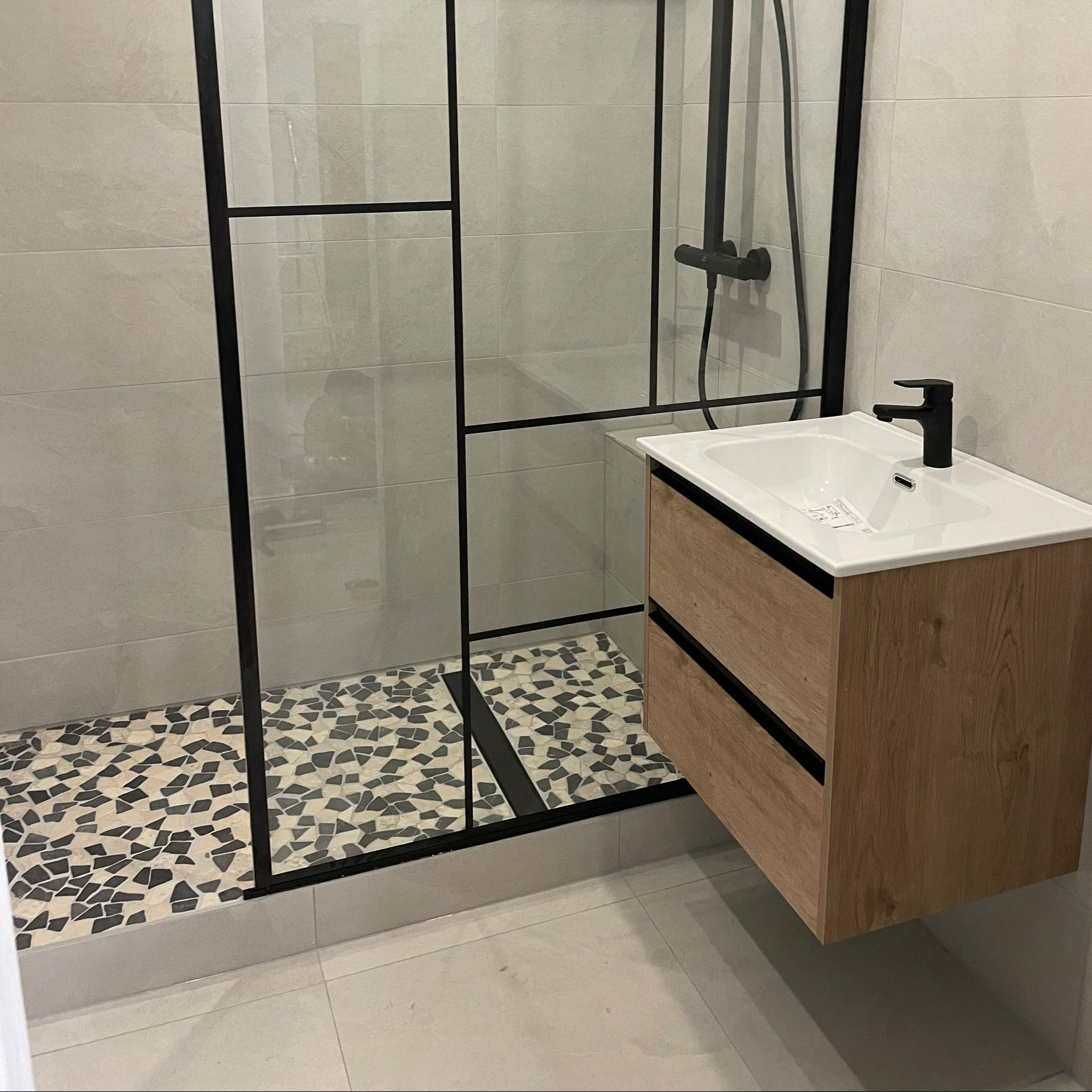 Une salle de bains  avec douche à l'italienne