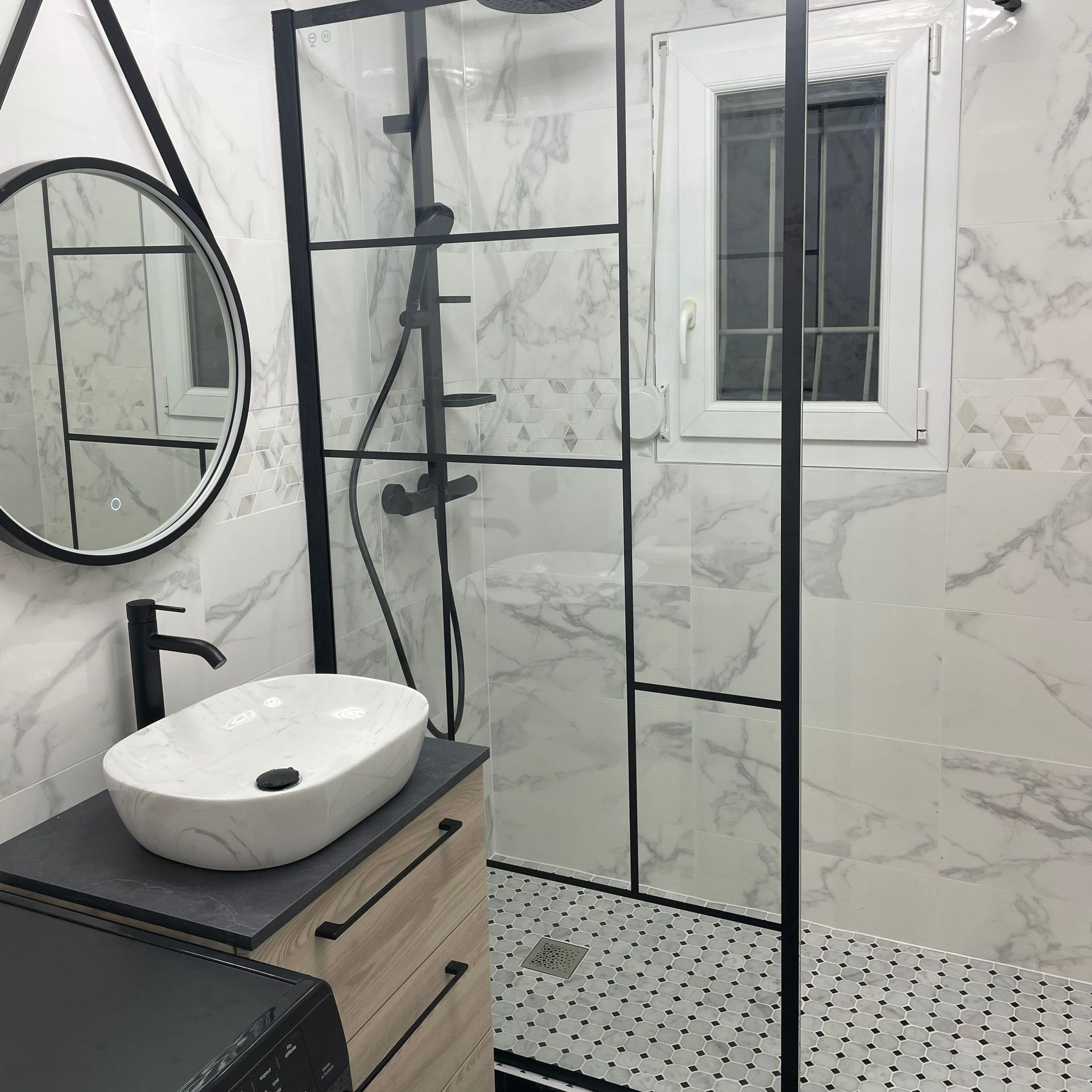 Une salle de bains avec faïence