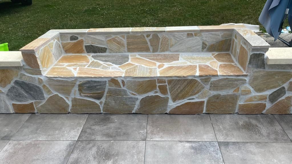 Un banc extérieur en béton avec dallage