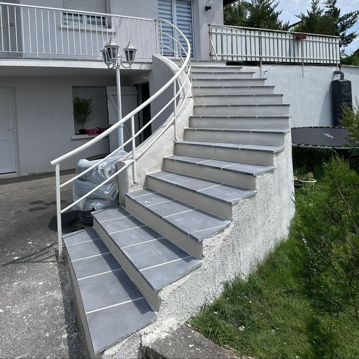 Un escalier extérieur en béton carrelé