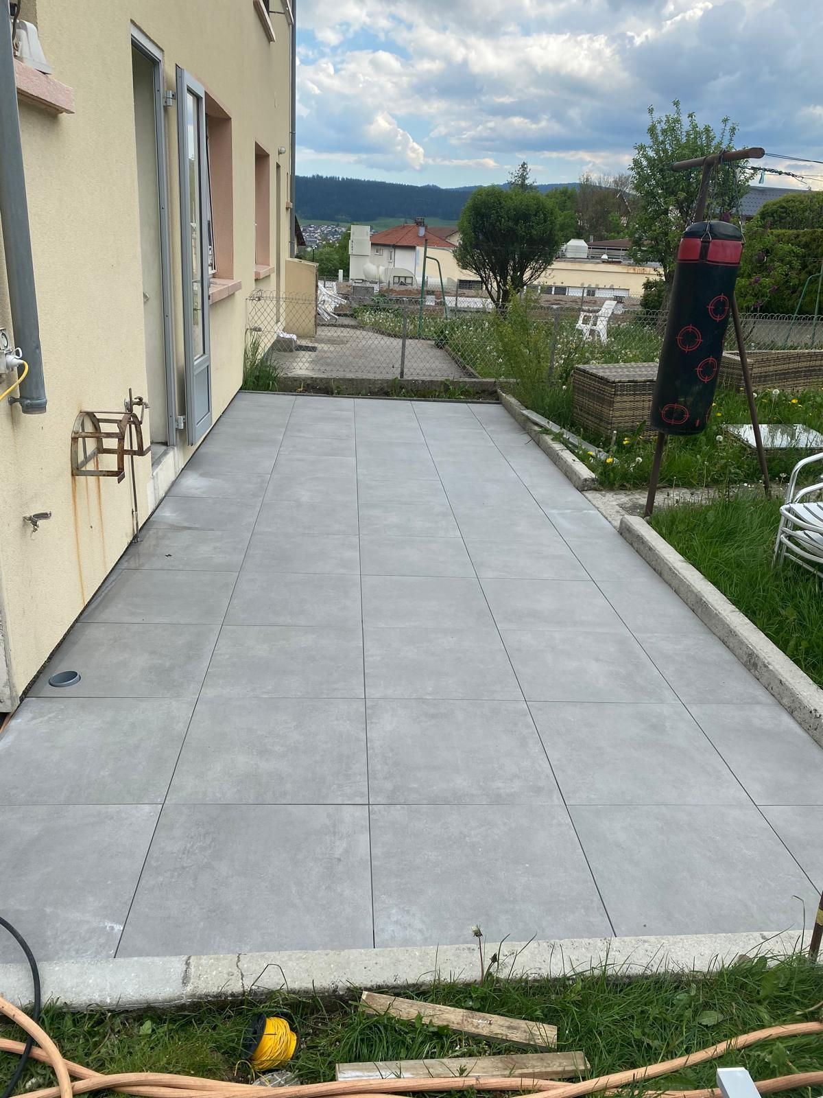 Une terrasse en carrelage grise