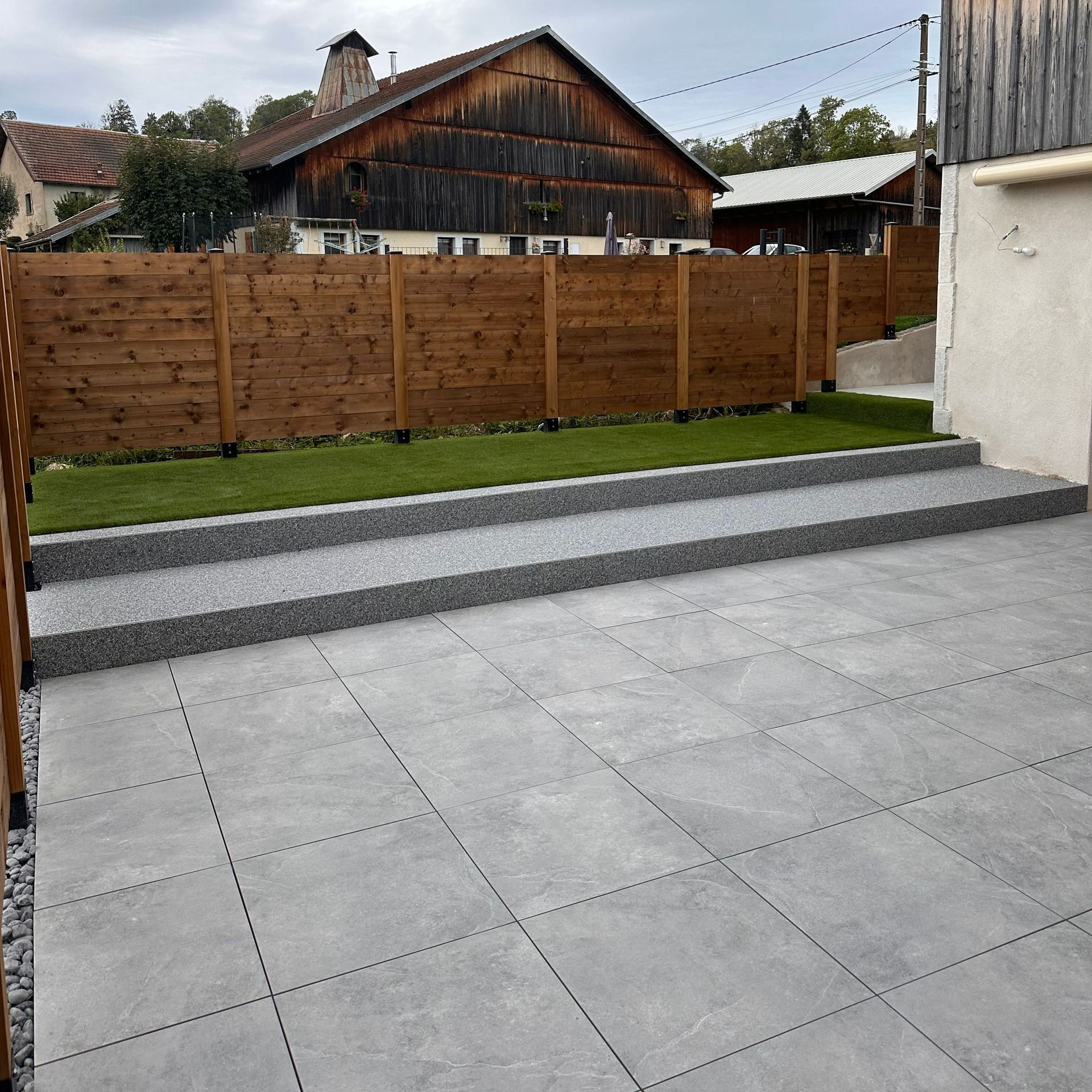 Une terrasse extérieure en carrelage