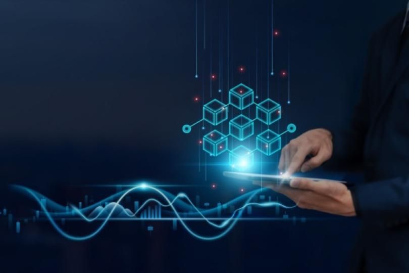 Un homme en train d'utiliser son téléphone portable