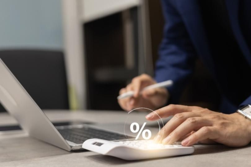 Un professionnel travaillant sur une calculatrice