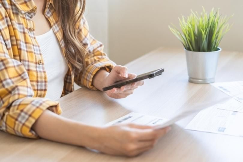Une femme tenant son téléphone portable dans sa main