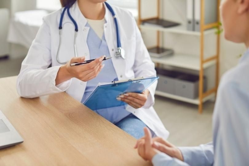 Un médecin donnant un diagnostic à un patient