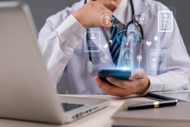 Un médecin en train de consulter son smartphone
