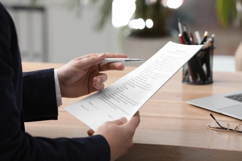 Une personne tenant un document dans ses mains