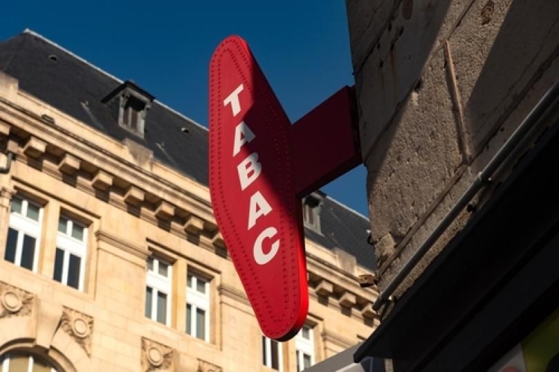 Un panneau de tabac rouge