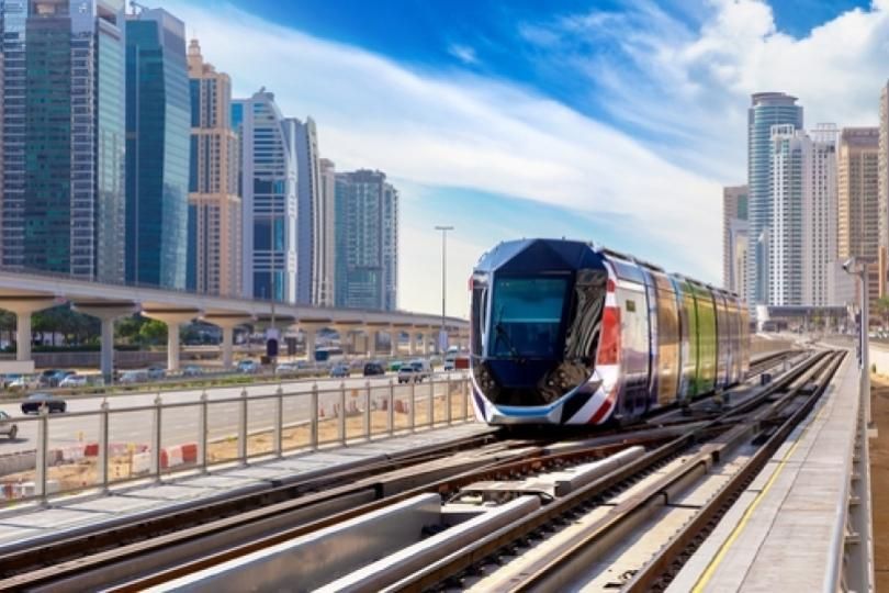 Un train sur un chemin de fer avec des immeubles en arrière-plan