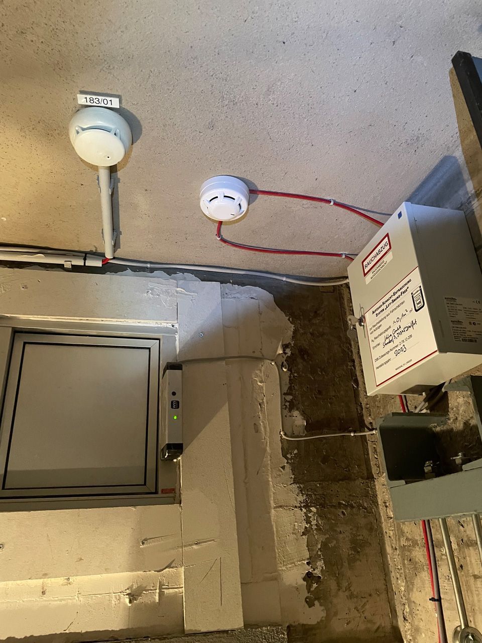 Aufzugs- und Schachtentrauchung