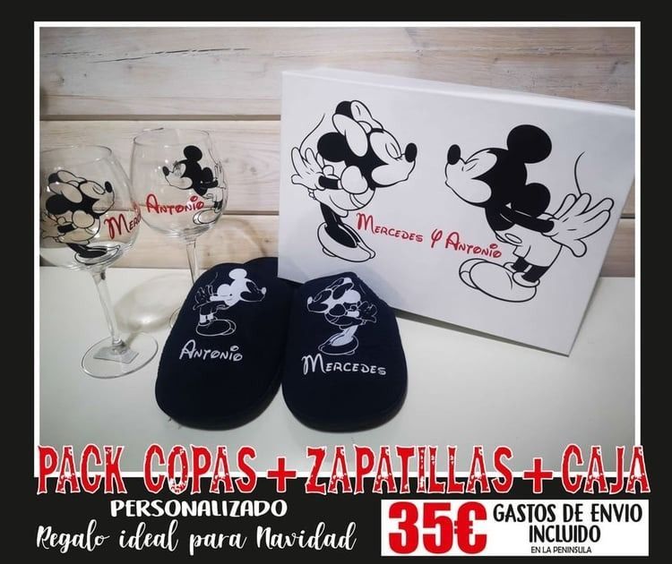 Un par de copas de vino y pantuflas de Mickey Mouse