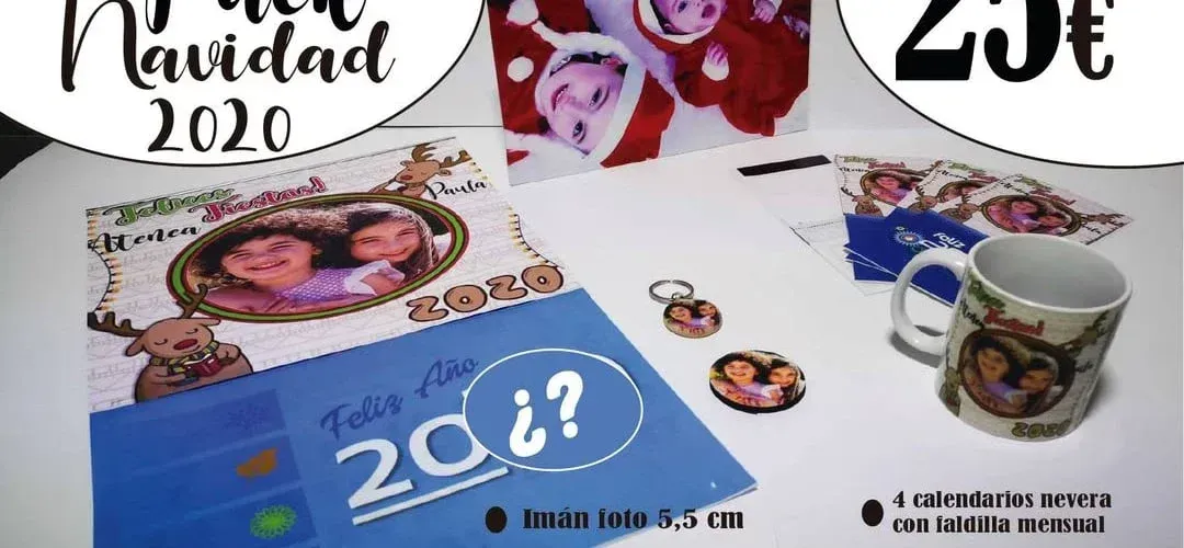 Un calendario para el año 2020 está sobre una mesa.
