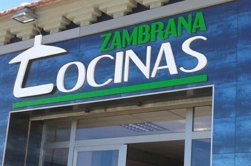 Un cartel azul y verde para Zambrana Cocinas