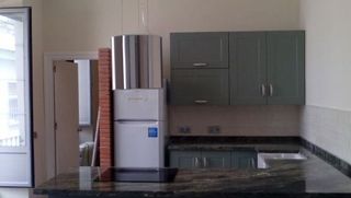 Una cocina con refrigerador y dispensador de agua