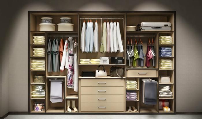 Un gran armario lleno de ropa y cajones.