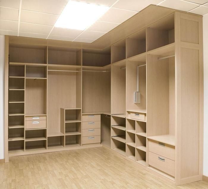 Un vestidor con muchos estantes y cajones.