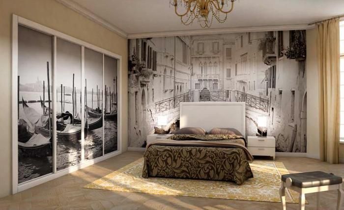 Un dormitorio con un gran mural en la pared detrás de la cama.