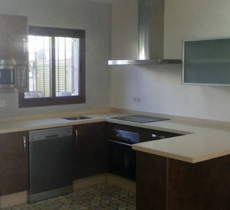 Una cocina con electrodomésticos de acero inoxidable y una ventana.