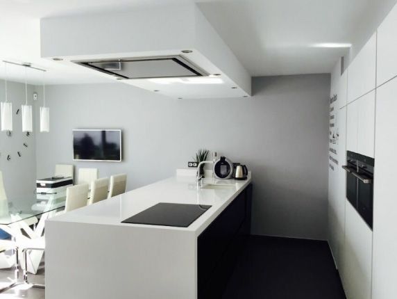 Una cocina con una gran isla y un horno de leña.