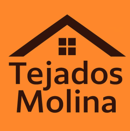 Logotipo de Tejados Molina: Icono de tejado marrón oscuro con ventana sobre texto negro sobre fondo naranja.
