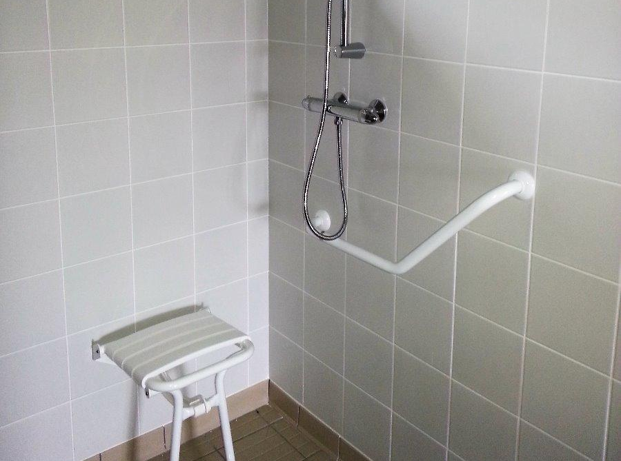 Aménagement d'une salle de bains PMR