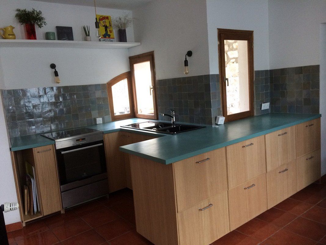 béton ciré sur un plan de travail d'une cuisine