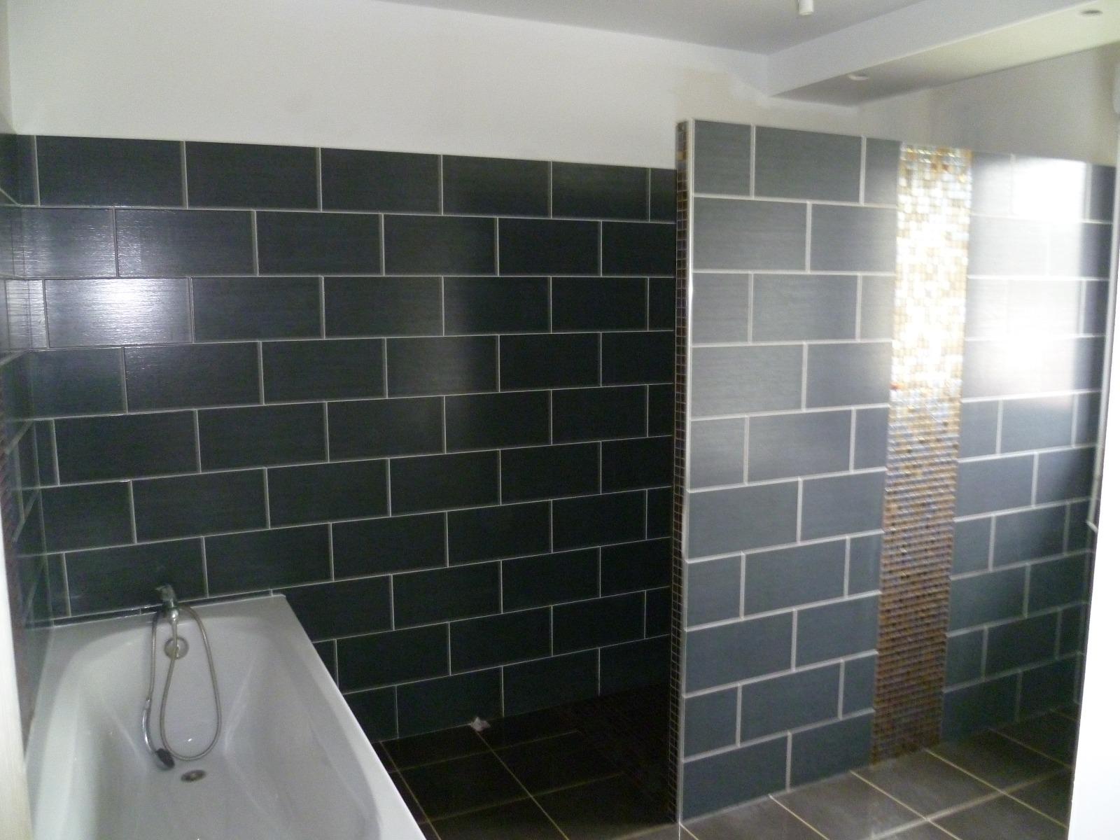 Pose de carrelage dans une salle de bains