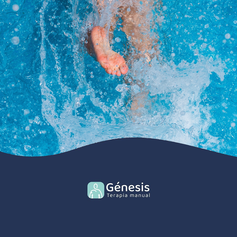 Los pies de una persona están chapoteando en una piscina con Génesis escrito en el fondo.