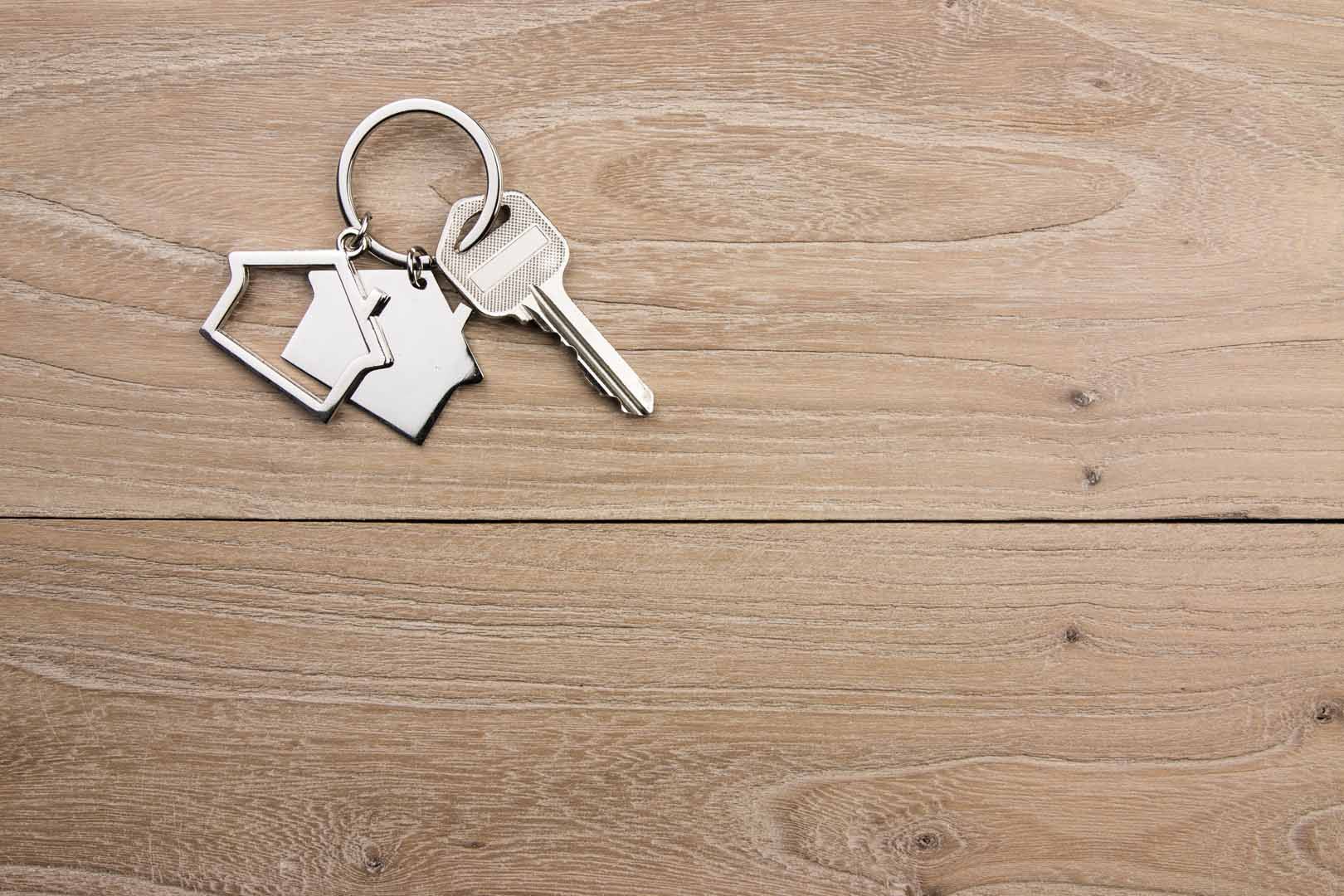 Jet de clés posé sur du bois