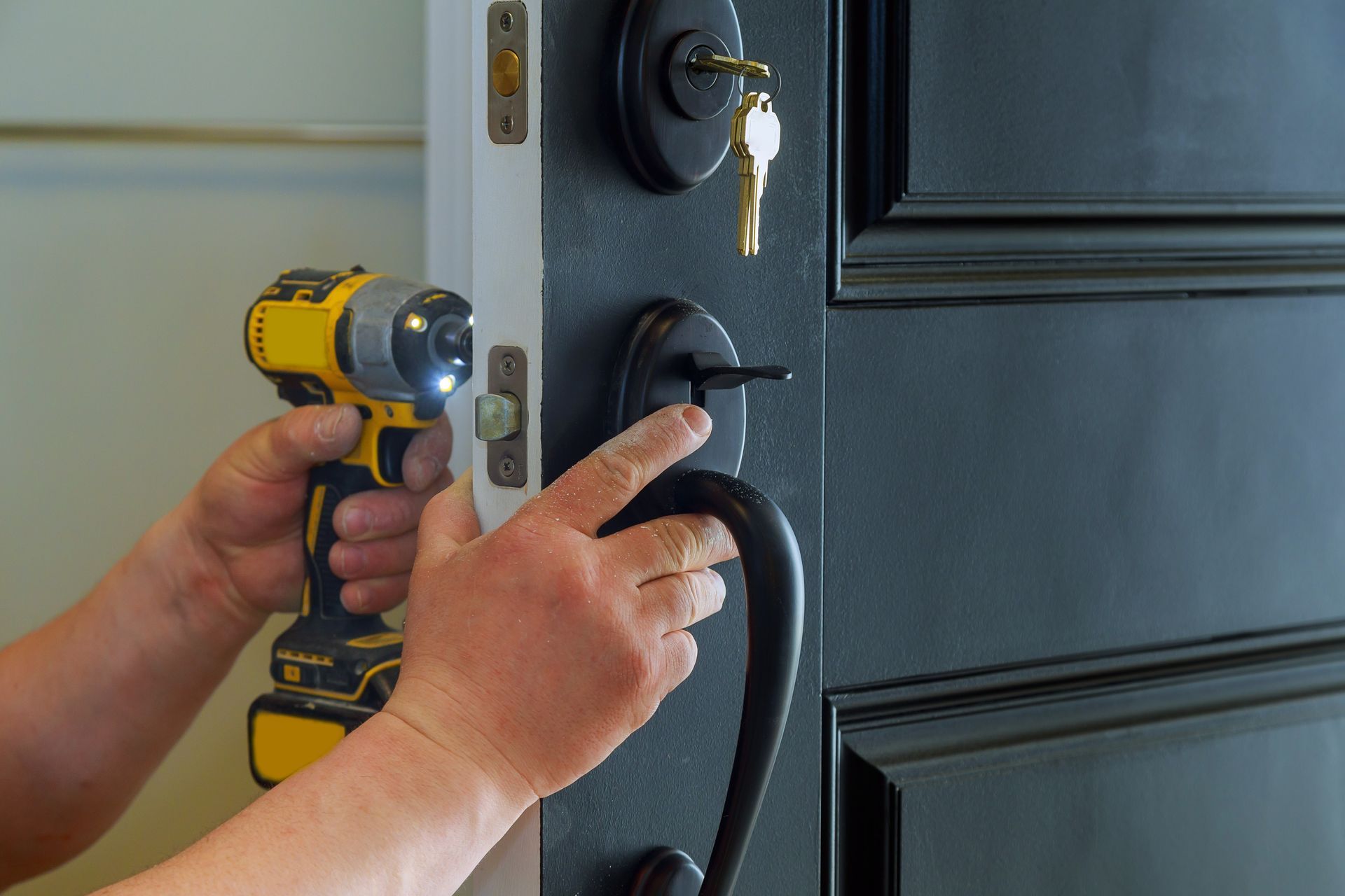 Un artisan avec un outil ouvre une porte