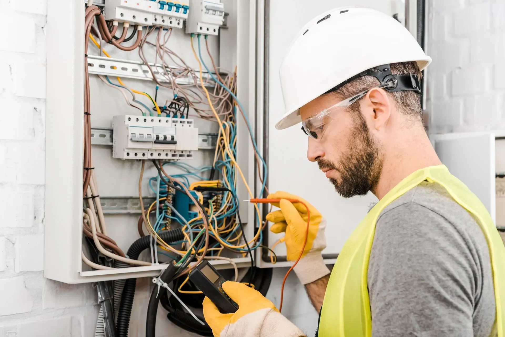 Un homme teste un tableau électrique