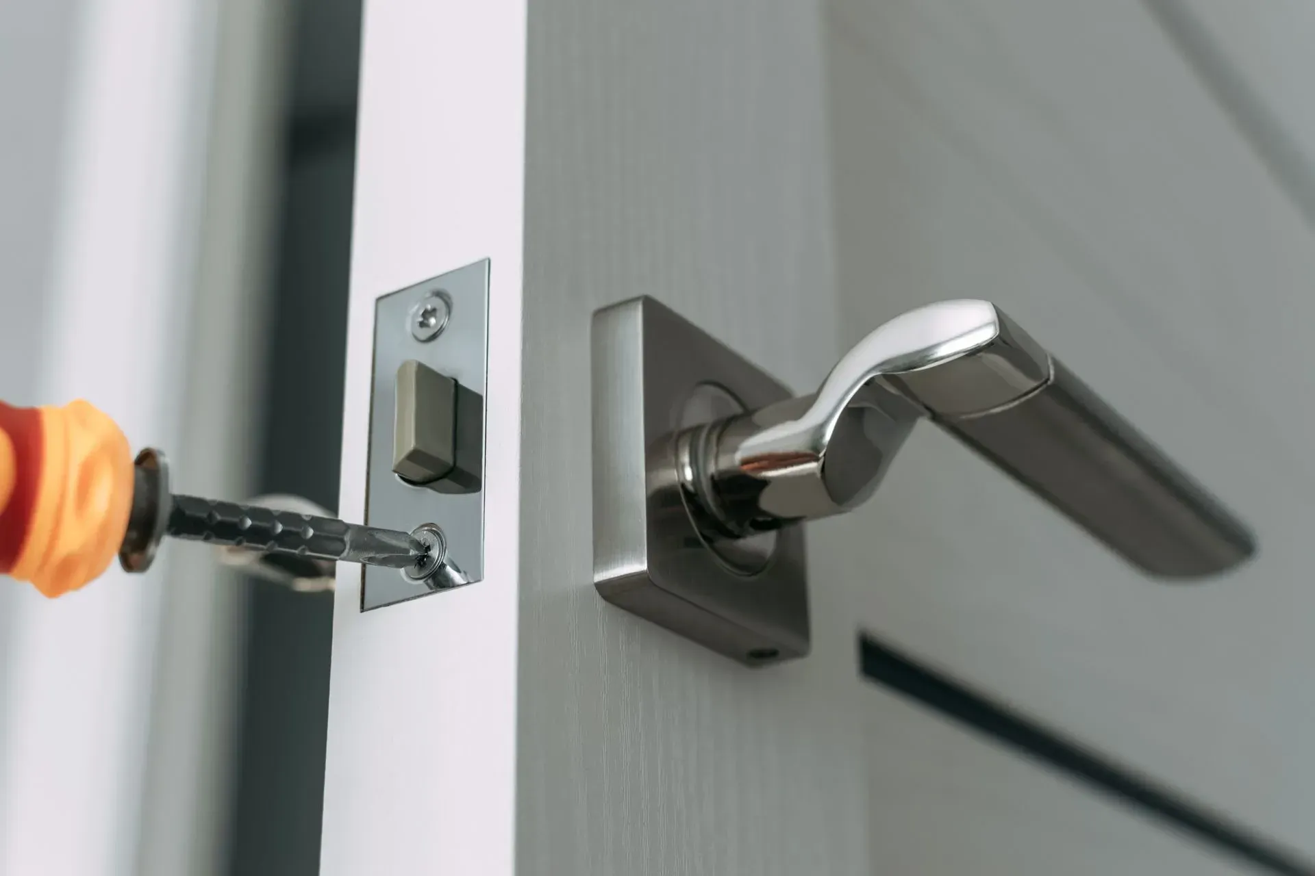 Gros plan sur un changement de serrure de porte