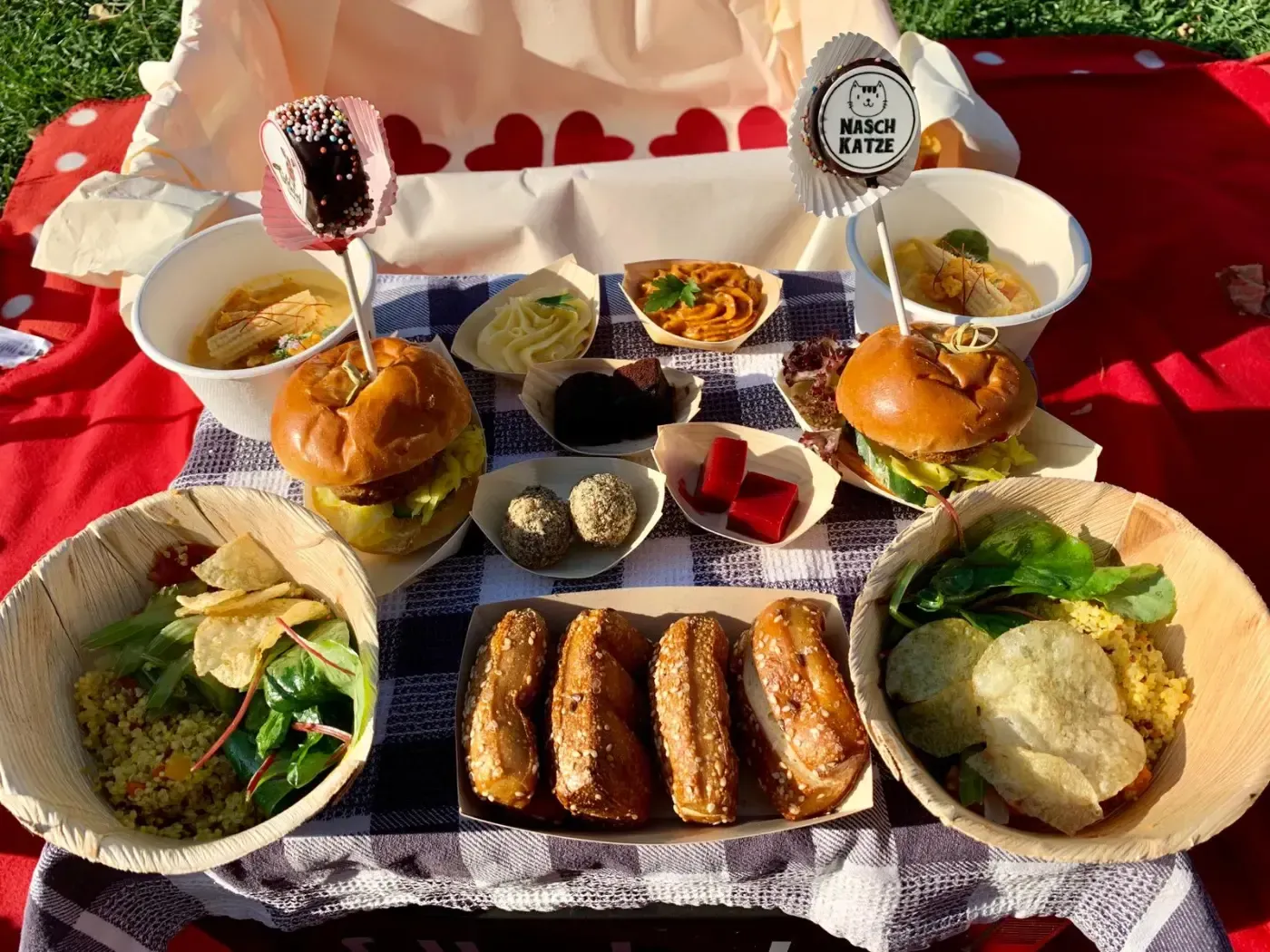 Ein Picknicktisch mit viel Essen darauf