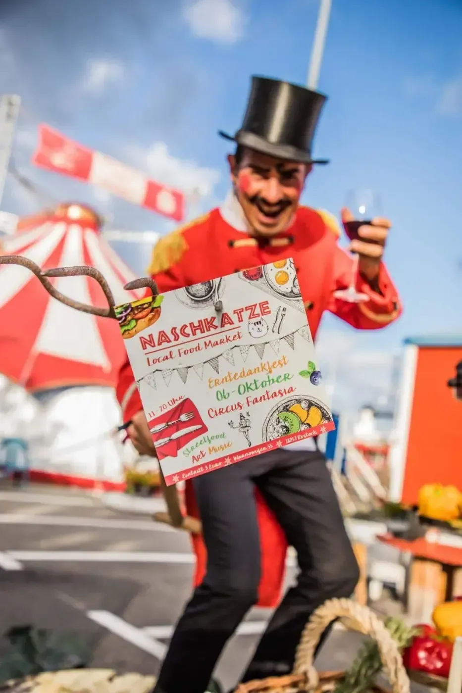 Ein Mann mit Zylinder hält ein Schild mit der Aufschrift „Nachwater“