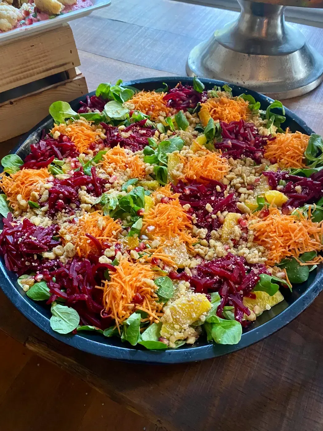 Eine Nahaufnahme eines Salats auf einem Teller auf einem Tisch.