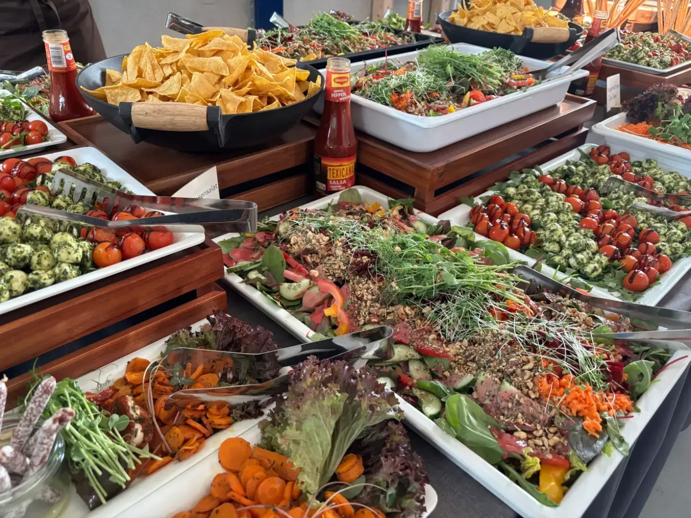 Ein Buffettisch mit vielen verschiedenen Speisen.