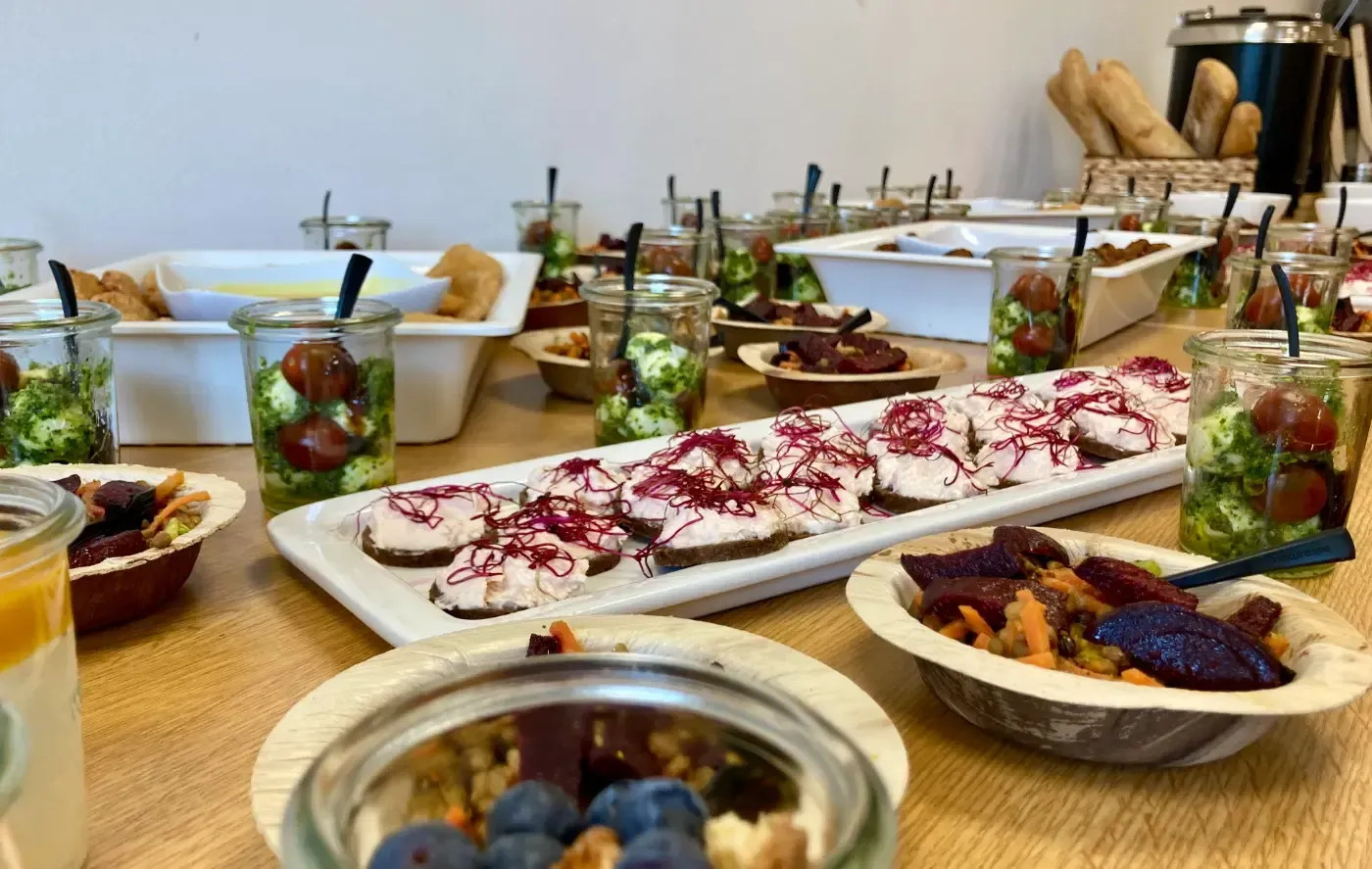 Es gibt viele verschiedene Arten von Essen auf dem Tisch.