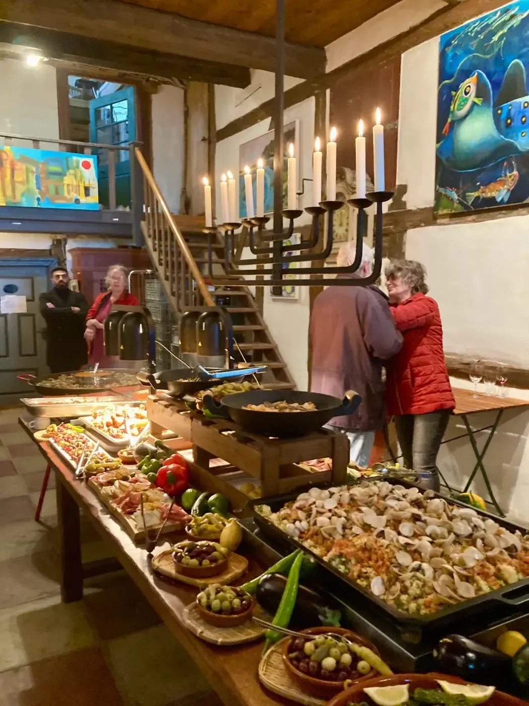 Ein Buffet-Tisch mit viel Essen darauf