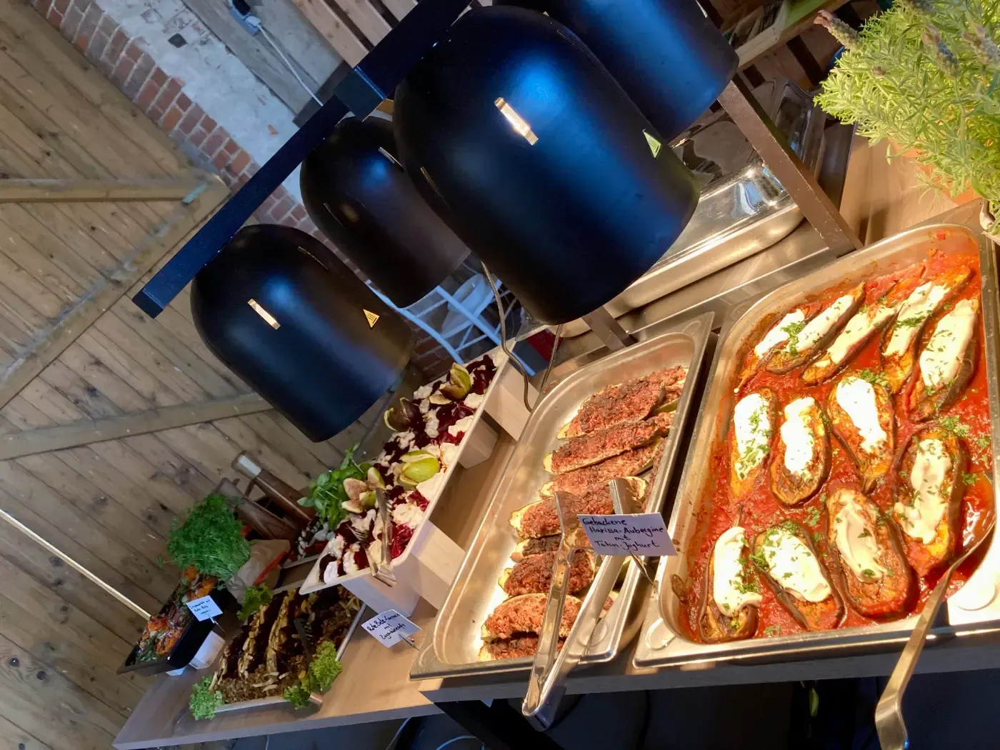 Ein Buffet-Tisch mit einer Auswahl an Speisen darauf