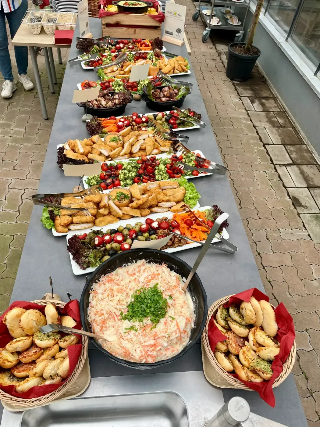 Ein langer Tisch mit einer Auswahl an Speisen.