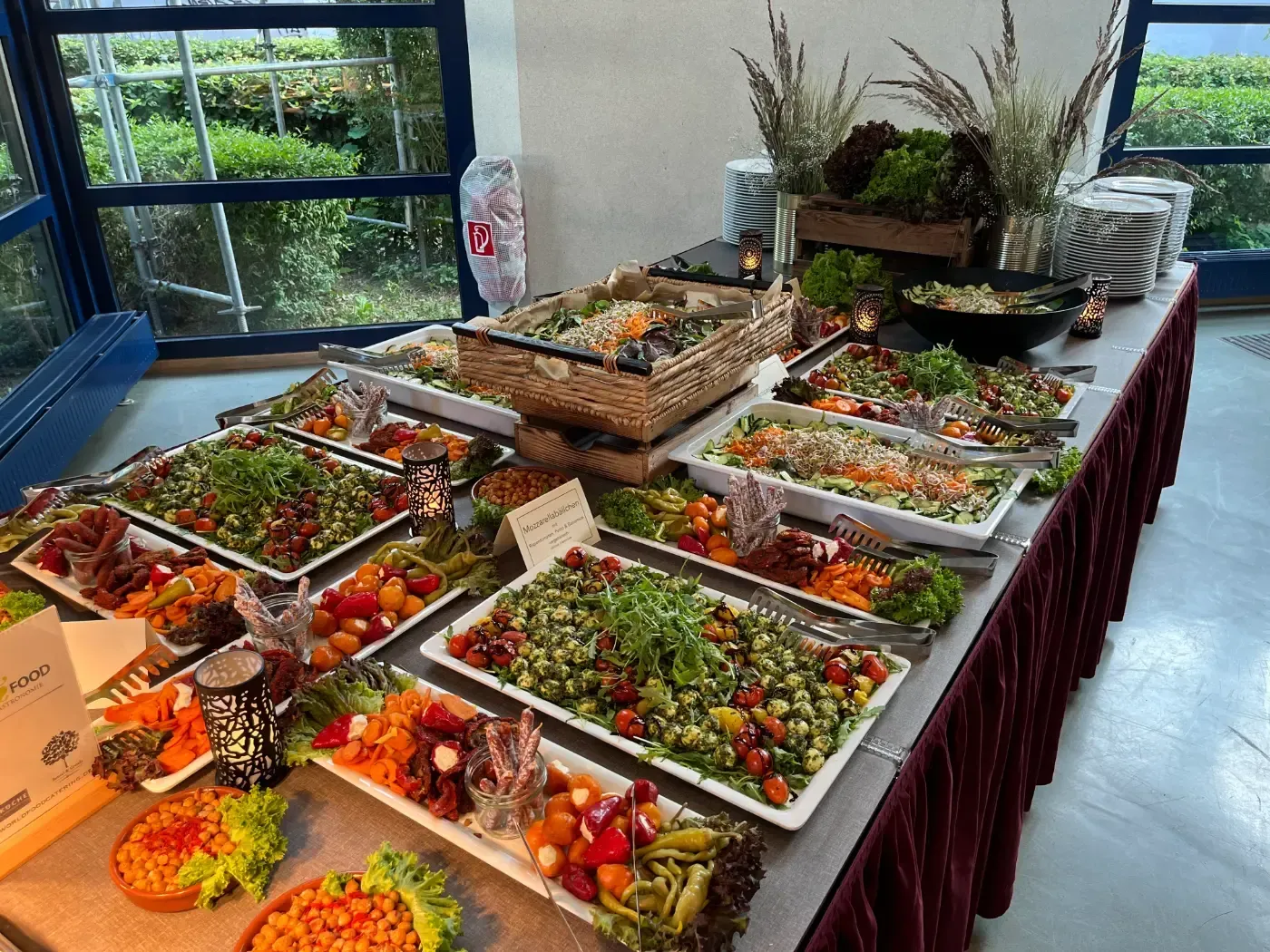 Ein Buffettisch mit vielen verschiedenen Speisen.