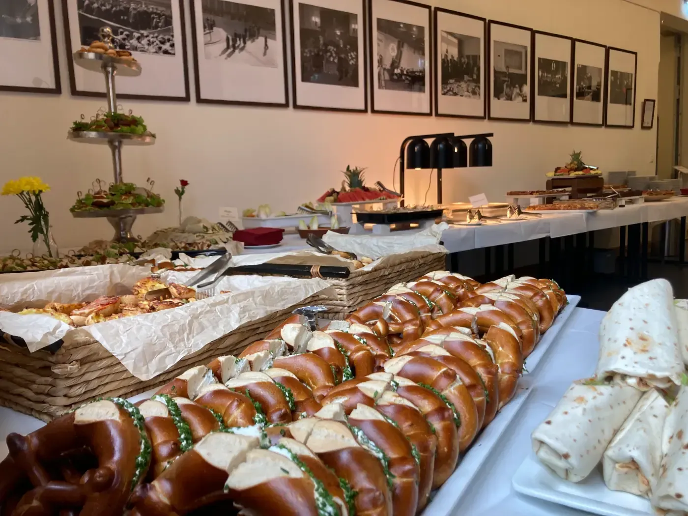 Ein Buffet-Tisch mit Brezeln und Sandwiches darauf