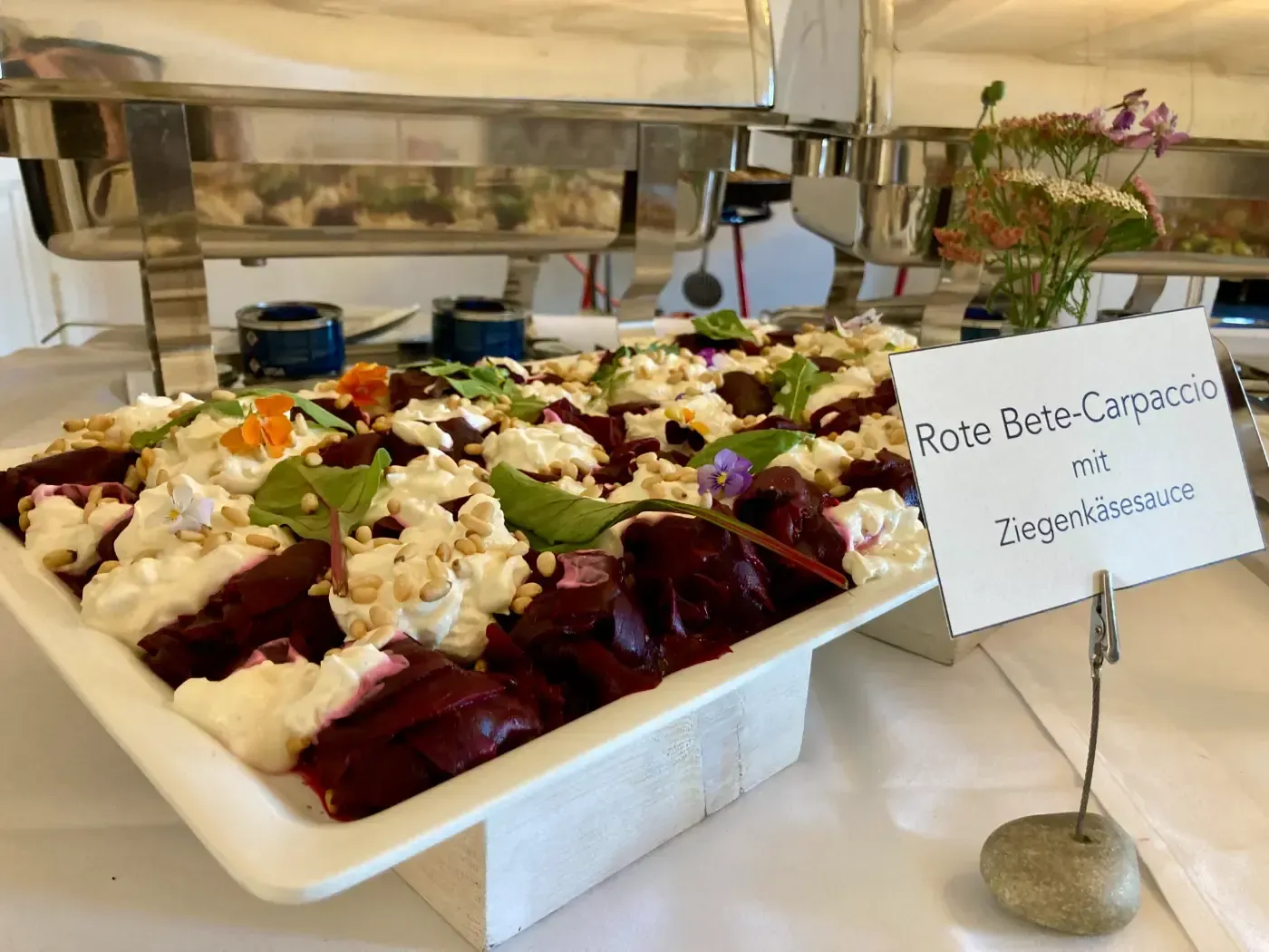 Ein Teller mit Essen und einem Schild mit der Aufschrift Rote-Bete-Carpaccio
