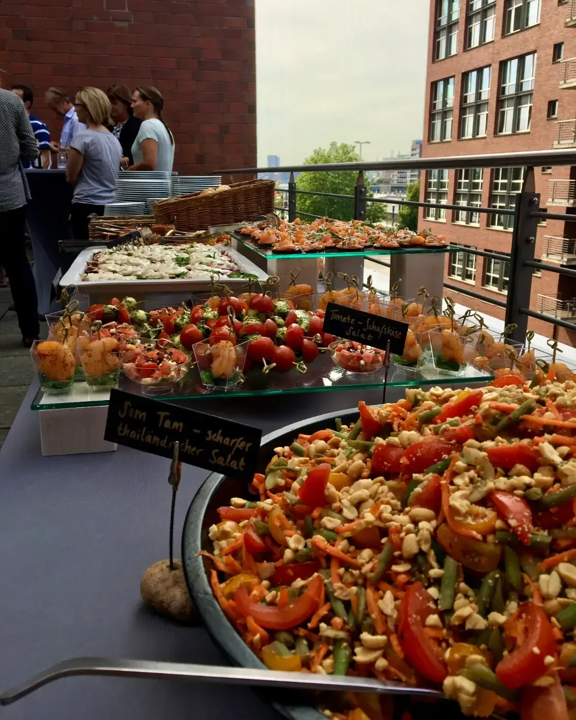 Ein Buffet-Tisch mit einer Auswahl an Speisen darauf